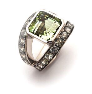 Ring mit grünem Beryll und naturfarbenen grünen Safiren