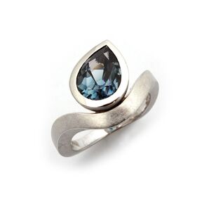 Ring mit blauem Turmalin in Tropfenform
